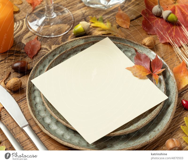 Herbst rustikalen Tisch mit roten, gelben und orangefarbenen Blättern, Beeren und leere Karte Nahaufnahme, Mockup Postkarte Attrappe Einstellung Einladung Ernte