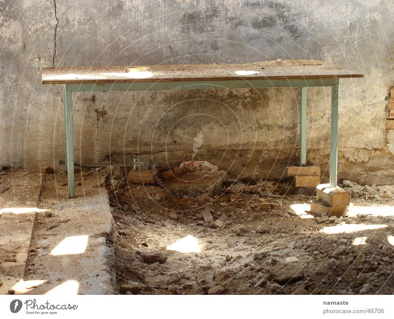 gleichgewicht Zufriedenheit Staub wackelig Tisch antik Holz Baustelle Ruine alt