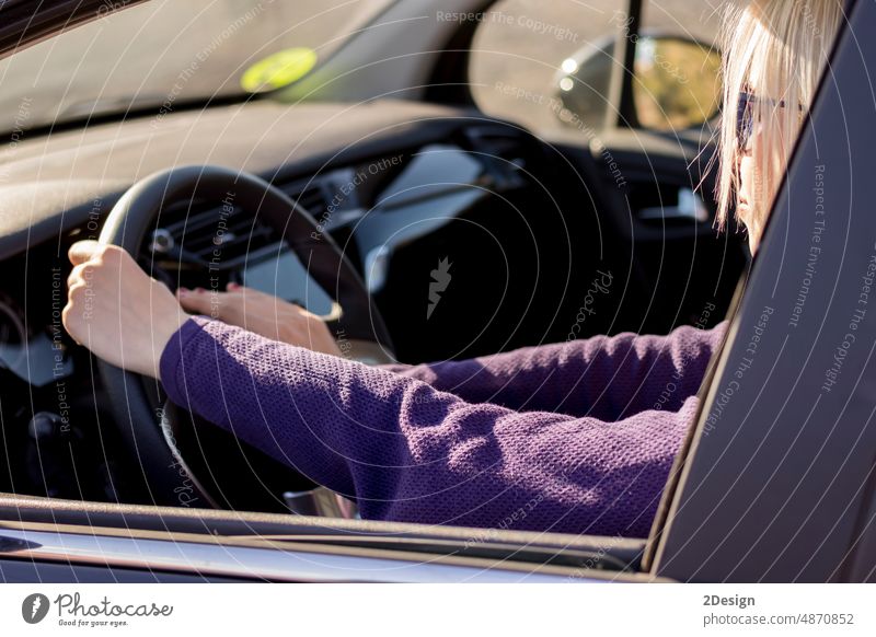 Nahaufnahme der Hände einer Frau, die Hand drückt auf das Lenkrad und hupt Person PKW Fahrer Straße Fahrzeug Honk Laufwerk Auto Verkehr Hupe reisen Transport