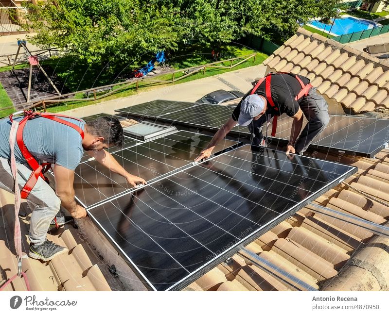 Installation von Sonnenkollektoren auf dem Dach eines Hauses Energie solar Panel Installateur regenerativ Mann Menschen Arbeit Effizienz Männer Industrie