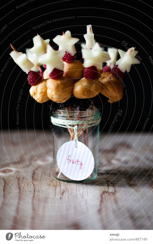 fruchtig Frucht Dessert Süßwaren Ernährung Picknick Vegetarische Ernährung lecker süß aufgespiesst Beeren Stern (Symbol) Farbfoto Innenaufnahme Menschenleer