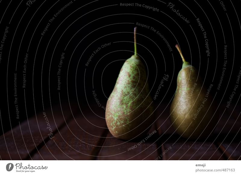 zwei Freunde Frucht Birne Ernährung Bioprodukte Vegetarische Ernährung Diät lecker natürlich 2 Farbfoto Gedeckte Farben Innenaufnahme Studioaufnahme Nahaufnahme