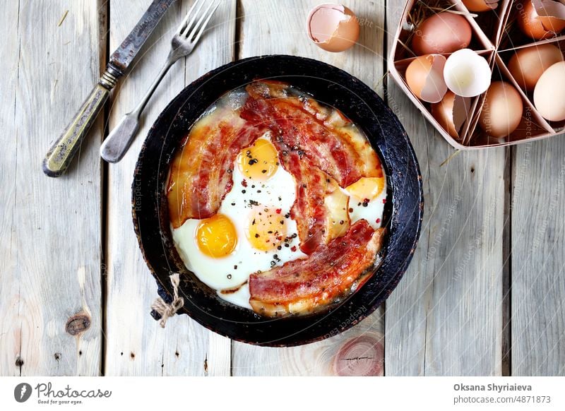 Leckeres Rührei mit Speck. Englisches Frühstück. Rustikaler Stil. Morgen Gesundheit Mahlzeit Fleisch Pfanne Hintergrund Brot gekocht lecker Speise Lebensmittel