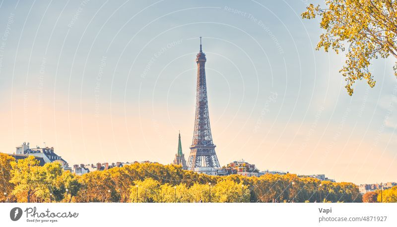 Eiffelturm und Paris-Panorama Turm Herbst Frankreich fallen Blätter Brücke blau gelb orange Baum panoramisch Europa Wahrzeichen reisen Himmel Gebäude Großstadt