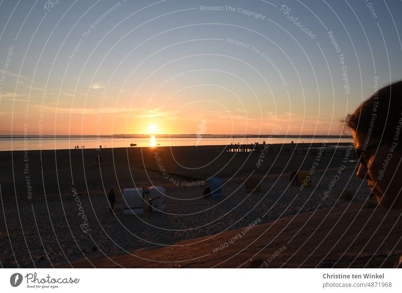 Den Sonnenuntergang am Nordseestrand genießen Junge Frau Strand Strandpromenade Urlaub Sommerurlaub Ferien & Urlaub & Reisen Außenaufnahme Erholung Strandkörbe