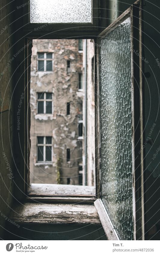 Hinterhof Schönhauser Allee Prenzlauer Berg Farbfoto unsaniert Innenhof Altbau Hauptstadt Stadtzentrum Berlin Altstadt Menschenleer Gebäude Außenaufnahme