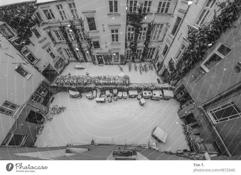 Hinterhof Prenzlauer Berg im Winter mit Schnee Berlin kastanienallee s/w Stadtzentrum Hauptstadt Außenaufnahme Menschenleer Tag Schwarzweißfoto Altstadt Bauwerk