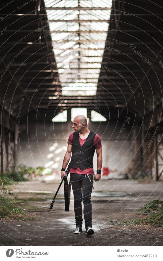 never look back! Mensch maskulin Junger Mann Jugendliche Erwachsene 1 18-30 Jahre Musiker Gitarre Kontrabass Bauwerk Gebäude Halle Lagerhalle Oberlicht gehen