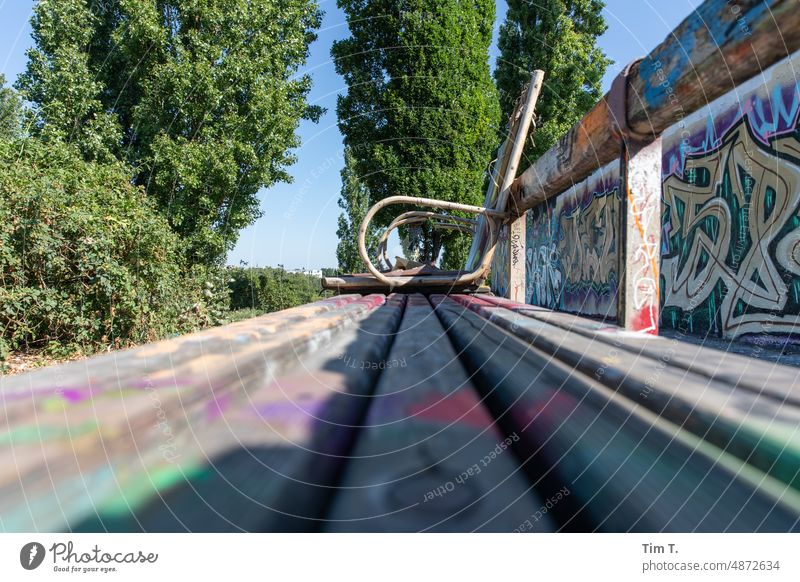 ein Stuhl auf einer Bank im Mauerpark mauerpark Prenzlauer Berg Berlin Hauptstadt Außenaufnahme Park Stadt Menschenleer Stadtzentrum Farbfoto Tag Unschärfe