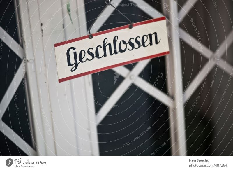 Klipp & klar Wien Stadtzentrum Fußgängerzone Menschenleer Haus Gebäude Tür Glas Metall Schriftzeichen Schilder & Markierungen Hinweisschild Warnschild alt