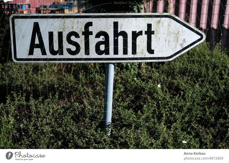 Wo geht's lang? Ein Schild weist den Weg zur Ausfahrt Schilder & Markierungen Hinweisschild Orientierung Zeichen Pfeil Wegweiser abbiegen Richtung Straße zeigen