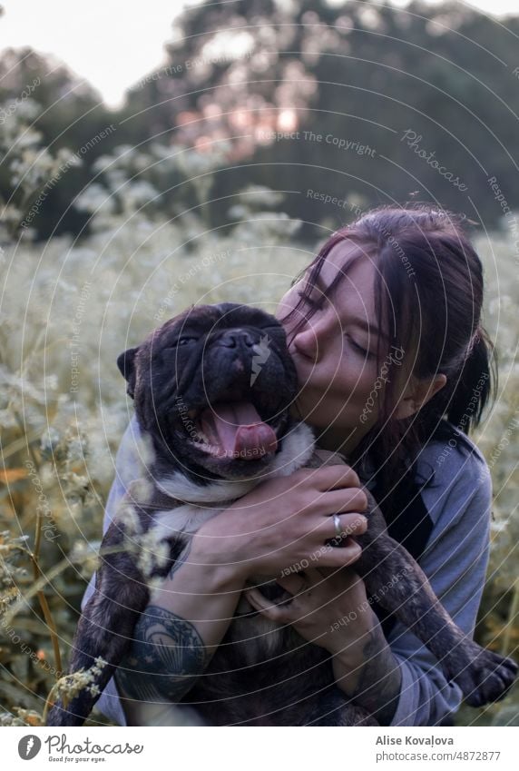 beste Freunde auf einer Wiese, Hund gähnt französische Bulldogge gähnend Hund und seine Besitzerin Selbstportrait dunkler Pelz Natur dunkel nach Sonnenuntergang