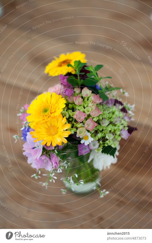 Ein bunter Strauß mit Blumen aus dem Garten Ringelblume Hortensie kräuter strauss Blüte Frühling Blumenstrauß Natur schön grün Blühend Farbfoto Pflanze rosa