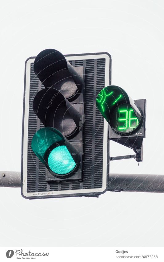 Grüne Welle endet in 36 Sekunden, Blick auf Ampel mit Zeitangabe, wie lange sie noch grün ist, Szczecin Verkehr Licht Straße Straßenverkehr Verkehrswege Himmel