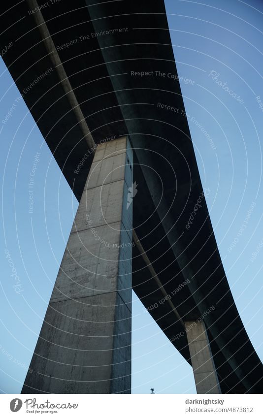 Elegante Konstruktion einer Brücke aus Beton, die in einer weiten Kurve verläuft Architektur Himmel Autobahn Außenaufnahme Säule Farbfoto Bauwerk blau