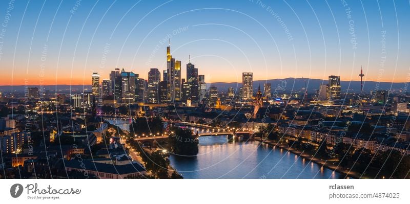 Frankfurt am Main, Skyline in der blauen Stunde der Dämmerung Architektur Ausblick Banken brexit Stadtbild Euro Europäische Union ffm Geschäfte Bürogebäude