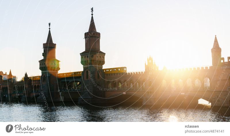 Berlin Sonnenuntergang Stadtsilhouette am Oberbaum Brücke und Spree, Berlin, Deutschland Skyline Alexanderplatz Fluss Großstadt Sommer Panorama Zug Wand