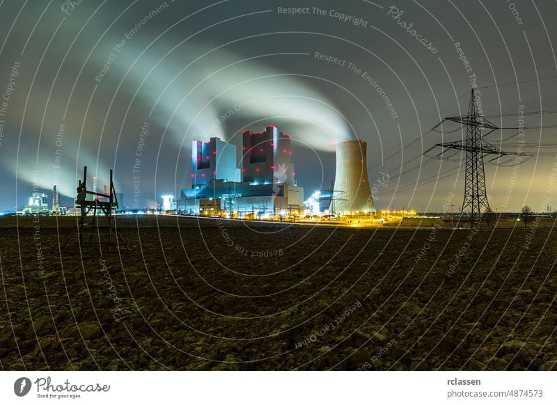 Industriekohlekraftwerk bei Nacht Kraftwerk mit Kohlefeuerung Kohlekraftwerk industriell Elektrizität strömen Kühlturm Elektrizitätswerk Energie Verdunstung co2