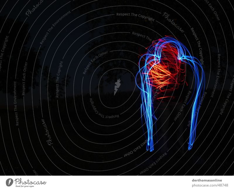 Blaumann mit Herz Mann dunkel Leuchtspur Geschwindigkeit Aktion durcheinander Schwung Einsamkeit stagnierend Langzeitbelichtung herumfuchteln seltsam umrandet