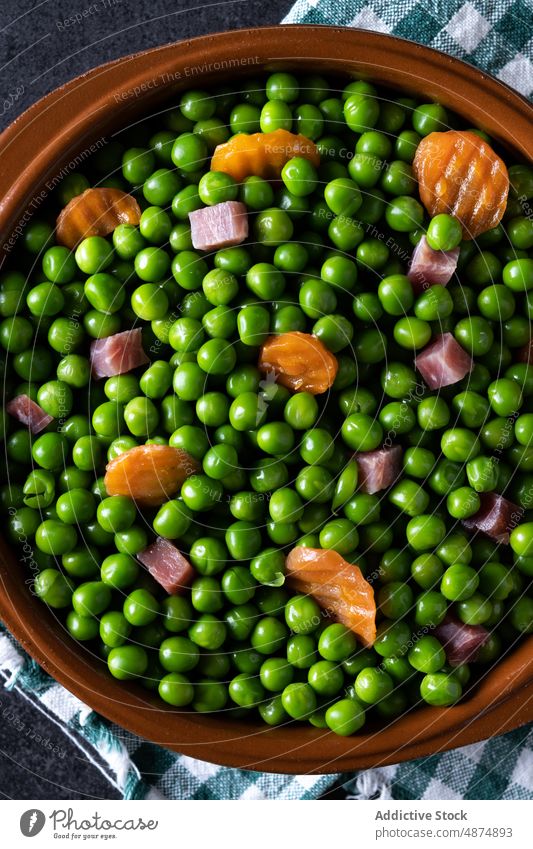 Grüne Erbsen mit Serranoschinken und Karotte auf dem Tisch grün Möhre Schinken Gemüse Gesundheit mischen Abendessen Lebensmittel Mittagessen Spanisch gekocht