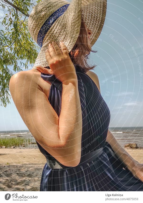 Frau am Strand Strandleben Meer Sand Stranddüne Tourismus Küste Düne Landschaft Ferien & Urlaub & Reisen Sommer Wind Himmel Erholung Ostsee Porträt Spaß sonnig