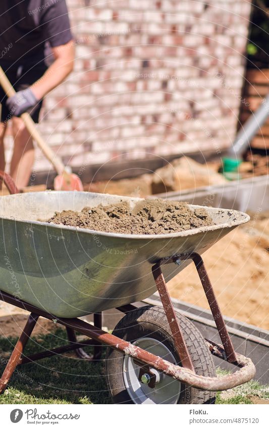 Bauarbeiten im Garten Bauarbeiter Schubkarre Betonkarre Baustelle Arbeit & Erwerbstätigkeit Handwerk bauen Handwerker Arbeiter Arbeitsplatz Mann Renovieren