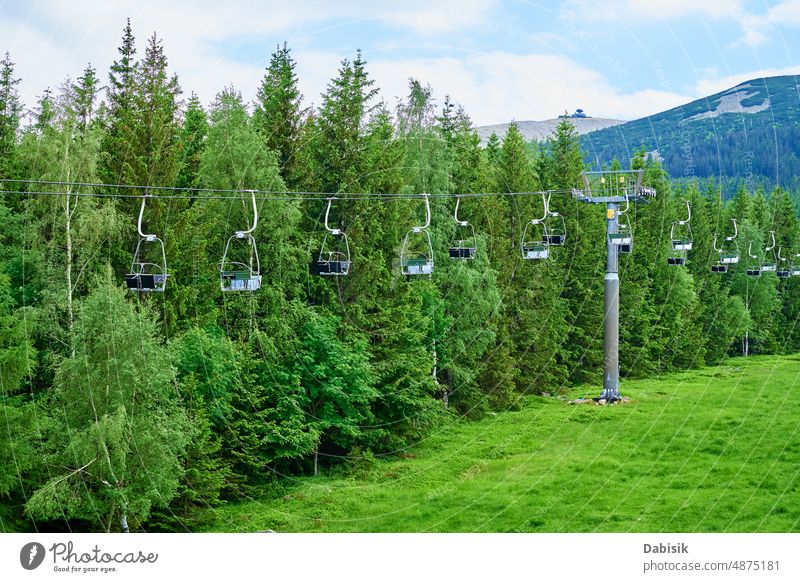 Berge mit offenem Seilbahnlift, Karpacz, Polen heben Antenne Wald Linie Sommer Hintergrund Natur Standseilbahn Resort sniezka Berge u. Gebirge Abenteuer Wagen