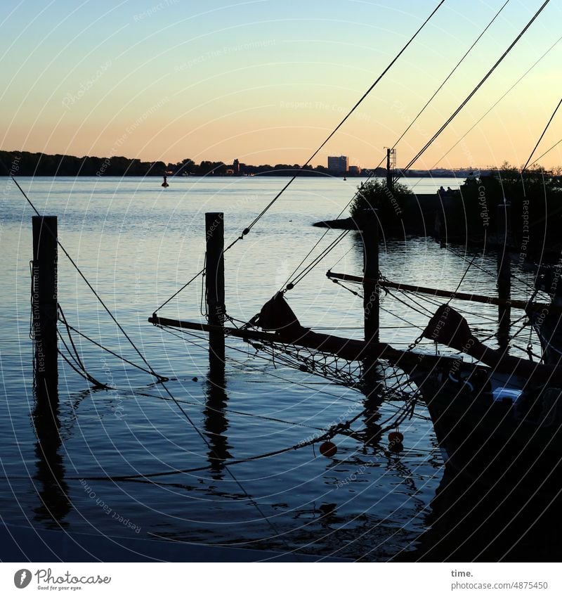 Abend im Hafen hafen abend horizont stimmung Sonnenuntergang Wasser Dämmerung Elbe Hamburg festmacher leinen taue boote Hafenstadt Hamburger Hafen Fluss