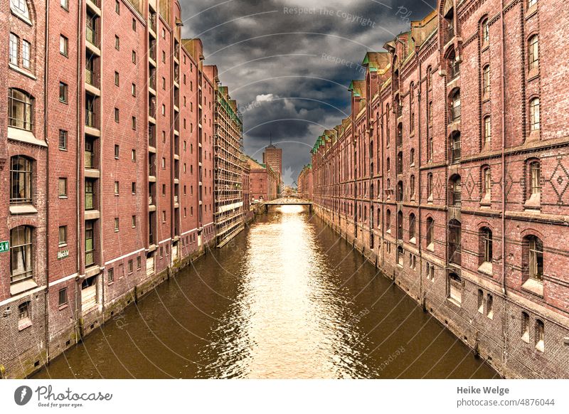 Hamburg Speicherstadt Lagerhausbezirk speicherstadt Speicherhaus Hambuger Alte Speicherstadt Wasser Sehenswürdigkeit Brücke Gebäude Fassade Bauwerk Backstein