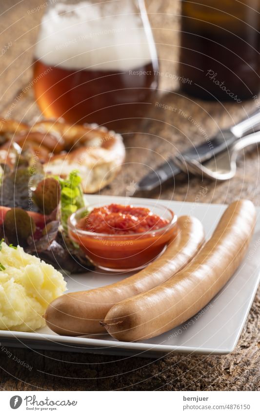 Frankfurter mit Salat und Kartoffelpüree frankfurter Wiener Fleisch Essen geräuchert Schweinefleisch Wurst Teller Mittagessen Junkfood schnell würzig Zutat