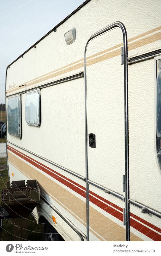 Wohnwagen in Beige und Naturfarben für Camping und Vanlife auf dem Campingplatz am Segelflugplatz in Oerlinghausen bei Bielefeld am Hermannsweg im Teutoburger Wald in Ostwestfalen-Lippe