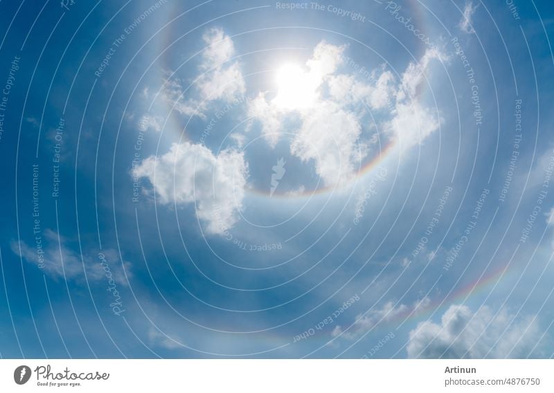 Sonnenhalo oder ein regenbogenfarbener Ring um die Sonne. Sonniger Himmel mit Sonnenhalo. Optisches Phänomen, das durch Licht erzeugt wird. Zirrus- oder Zirrostratuswolken in der Troposphäre mit Lichtbrechung und -reflexion.