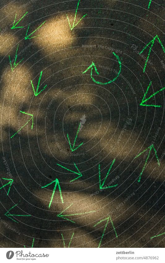Verschiedene grüne Pfeile abbiegen asphalt auto ecke fahrbahnmarkierung fahren fahrrad fahrradweg fortbewegung gerade hinweis kante kurve linie links navi