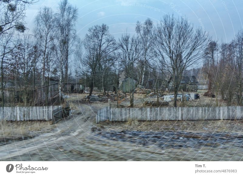 ein alter Bauernhof auf dem Lande in der Ukraine Dorf Frühling Landschaft ländlich Feld Ackerbau Landwirtschaft landwirtschaftlich Ackerland