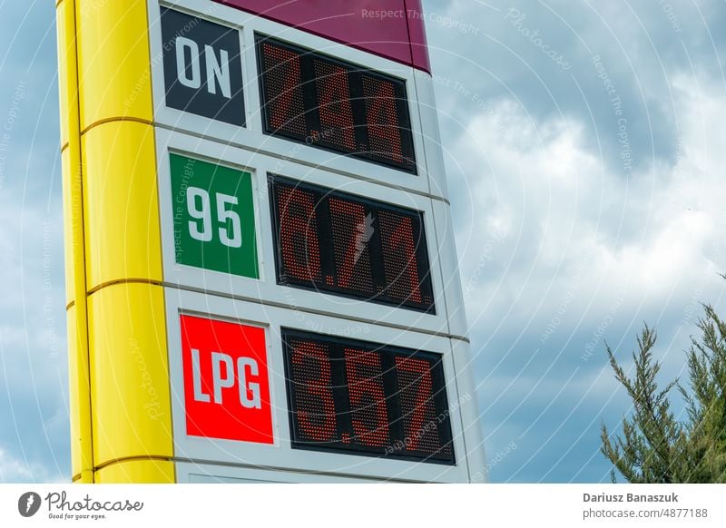 Leuchttafel an der Tankstelle mit Preisen Benzin Licht Brennstoff Diesel Gas Holzplatte Station Business Erdöl Industrie Verkehr Zeichen Anzeige Energie PKW