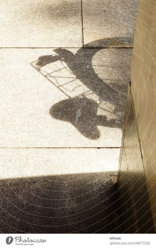 Schatten eines abgestellten Fahrrades hinter einer Hauswand / Schattenspiel / umweltfreundlich Fahrradschatten Rad Rad fahren Mobilität mobil mobil sein parken