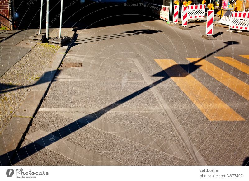 Bahnhof Friedrichstraße asphalt berlin deutschland fahrbahnmarkierung hauptstraße kante navigation orientierung reise richtung spur spurwechsel stadt