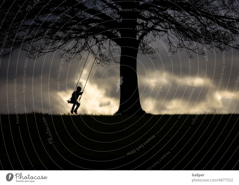 Ein Kinderspiel Silhouette Slowenien Baumschaukel dramatischer Himmel Wolken Stimmung Hügel Natur