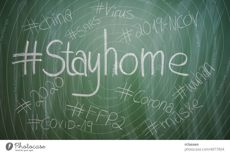 Stay home hastag oder Slogan für Antivirenschutz zur Verhinderung einer Corona COVID-19 Infektion auf einer grünen Kreidetafel Korona Virus Gesundheit