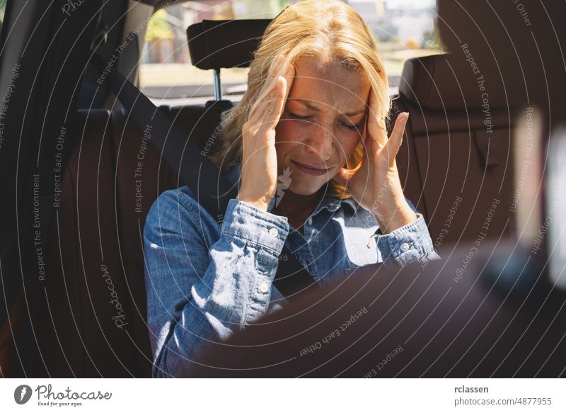 Business-Frau mit Kopfschmerzen und hat eine Pause nach der Konferenz oder Büroarbeit zu machen. Erschöpft, überarbeitet, Burnout Konzeptbild. Stress PKW