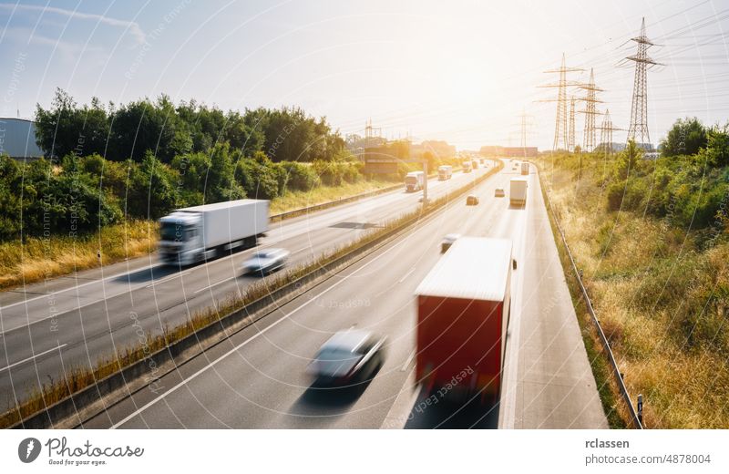 Viele Lastwagen und Autos auf einer Autobahn - Verkehrskonzept überfüllt Fracht Automobil Anhänger Versand Asphalt blau Unschärfe Business PKW Ladung fahren