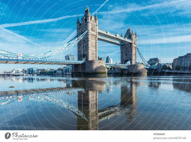 Tower Bridge mit Spiegelung am Morgen in London, UK Brücke England Turm Großbritannien Themse Gebäude Großstadt Zugbrücke Kapital vereinigtes königreich