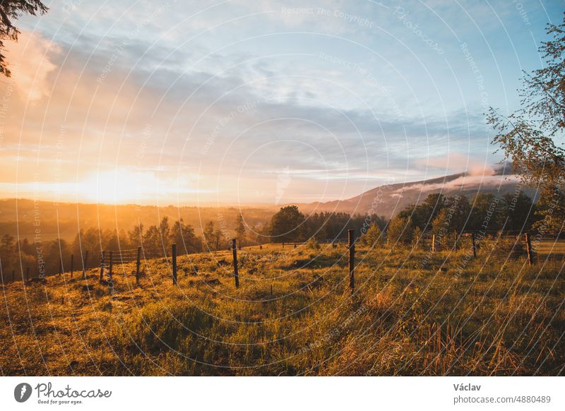 Dramatischer Sonnenuntergang über einer unberührten Landschaft mit einem herannahenden Sturm aus dem Norden über einem Teil der Beskiden, Tschechische Republik