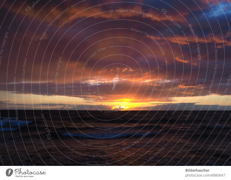 Sonnenuntergang an der Ostsee Ufer sonnenuntergang Küste Sonnenstrahlen Meer Salzwasser küstenlandschaft wellengang ostseestrand insel rügen Abendrot