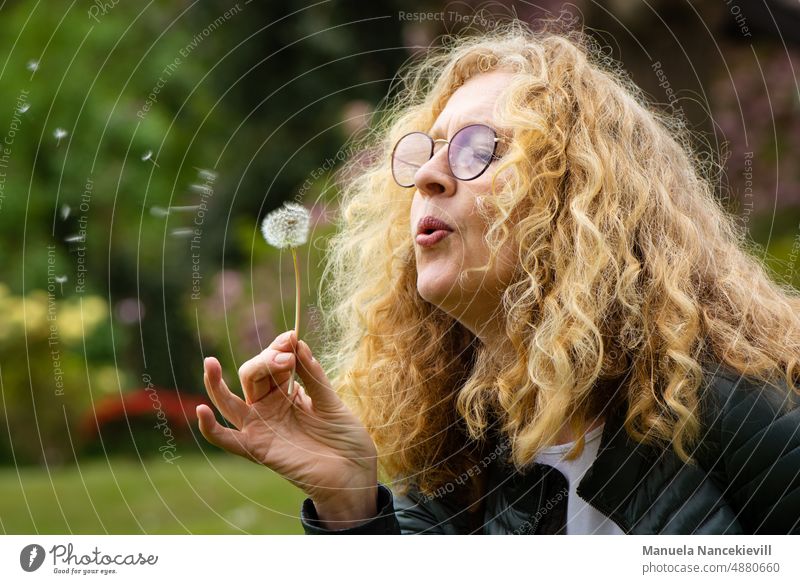 "Wünsch dir was" Pusteblume pusteblumen Löwenzahn Portrait Portraitfotografie portrait" portraits portraitfoto Portrait, Leute, Spaß, Lächeln, glücklich," Frau