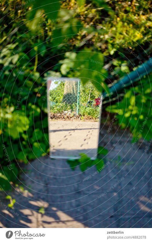 Spiegel am Wegesrand fenster leben stadt stadtbezirk straßenfotografie street photography städtereise szene szenerie tourismus tägliches leben urban vorstadt