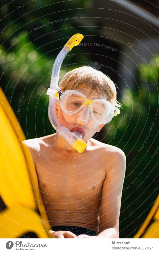 Der Schnorchel bleibt auch an Land im Mund ;) summertime Sommerzeit Pool Wasser Tag Swimmingpool springen spass Nass flossen Kind Bad Erholung Freude aktiv