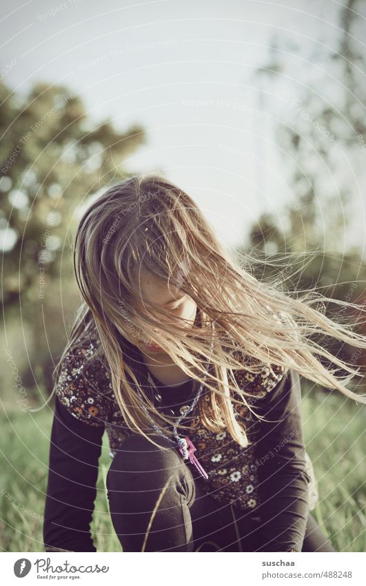 foto mit mädchen III feminin Kind Mädchen junges Mädchen weiblich Kindheit Kopf Haare & Frisuren 8-13 Jahre Umwelt Natur Sommer Herbst Klima Wiese Schlüssel