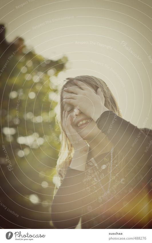 lichterscheinung .. unten rechts feminin Kind Mädchen Kindheit Leben Körper Haut Kopf Haare & Frisuren Gesicht Mund Arme Hand Finger 1 Mensch 8-13 Jahre Natur