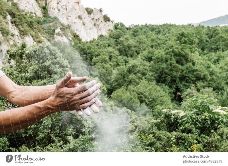 Mittelteil eines Mannes, der Kreidepulver abstaubt Wanderer Pulver Staubwischen Klettern Aufsteiger vorbereiten Stehen Sport Bergsteigen wandern Abenteuer